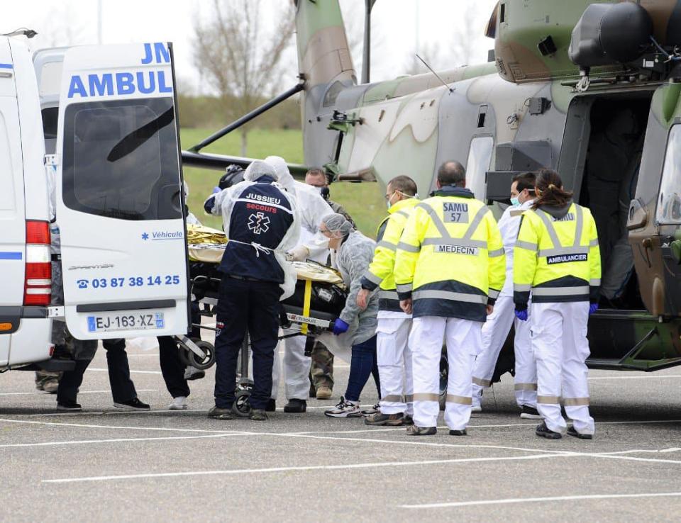 Le personnel médical opère un transfert de patients depuis le CHR de Metz, le 29 mars 2020. - JEAN-CHRISTOPHE VERHAEGEN / AFP
