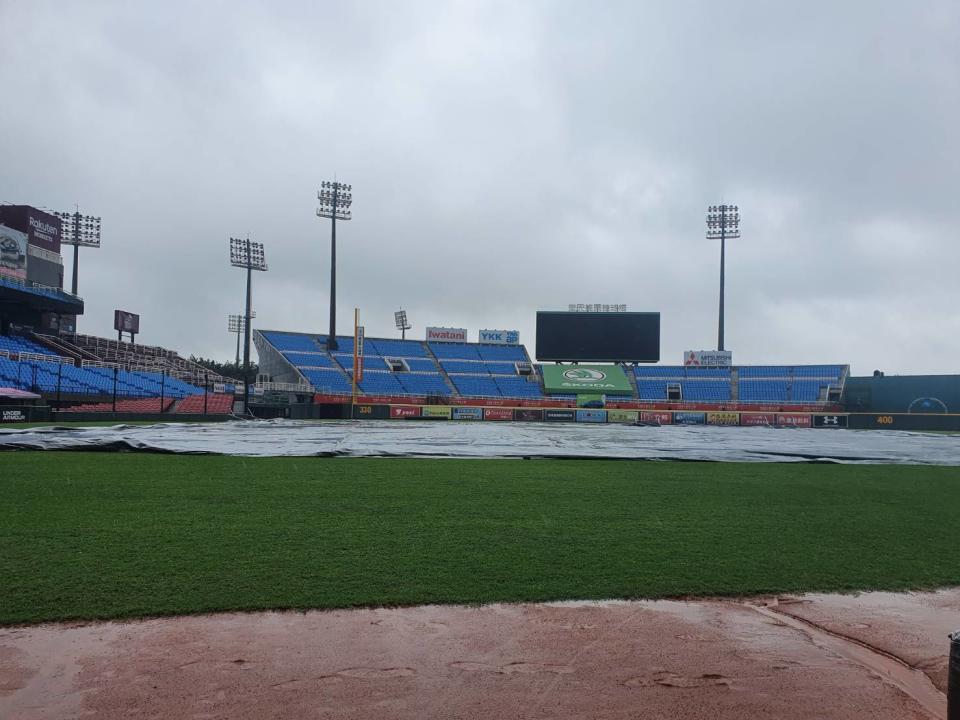 樂天桃園球場受雨勢影響，場地積水。羅惠齡/攝