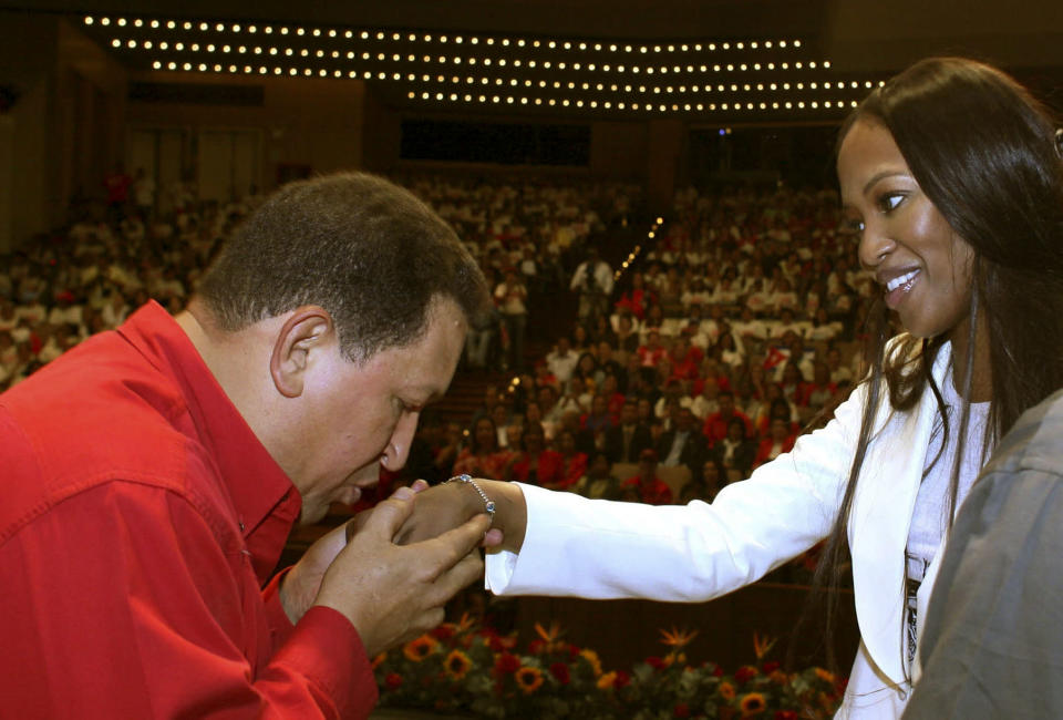 Chávez besa la mano de la top model británica Naomi Campbell, en un acto en Caracas, en octubre del 2007. Durante meses se rumoró sobre una presunta relación entre los dos. Tras su visita a Venezuela, Campbell afirmó en una entrevista: ''el presidente no es un gorila, es más bien un toro''. AP Photo/Miraflores Press Office