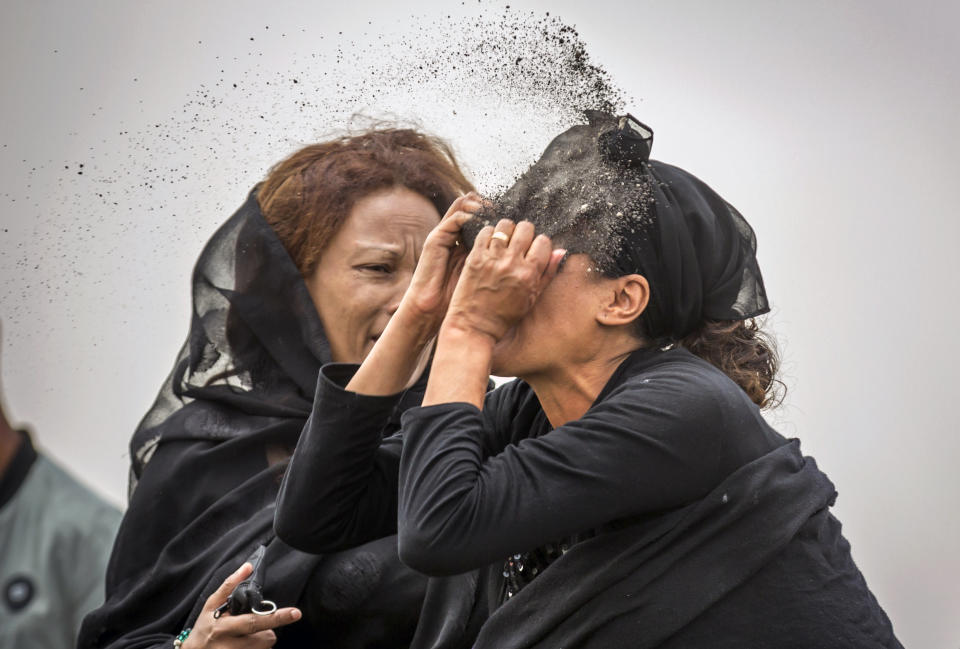 An Ethiopian relative of a crash victim throws dirt in her own face after realising that there is nothing physical left of her loved one, as she mourns at the scene where the Ethiopian Airlines Boeing 737 Max 8 crashed shortly after takeoff on Sunday killing all 157 on board, near Bishoftu, south-east of Addis Ababa, in Ethiopia, March 14, 2019. (Photo: Mulugeta Ayene/AP)