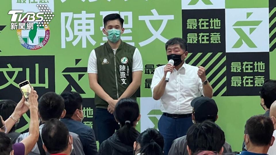 台北市長參選人陳時中首場與小雞合體，就與大安文山陳聖文一同造勢。（圖／TVBS）