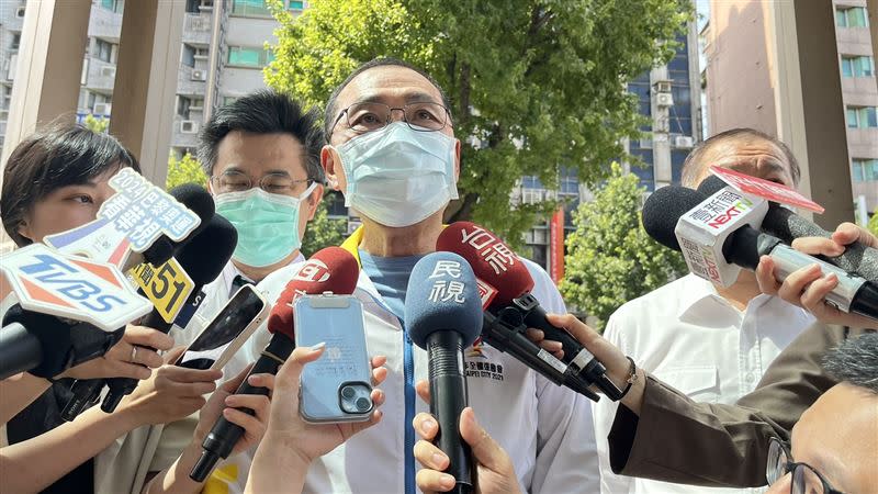 28歲員警殉職，侯友宜馬偕醫院探視家屬。（圖／記者李依璇攝影）