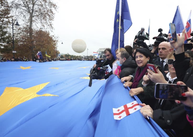 ARCHIVO - La presidenta de Georgia, Salome Zourabichvili, durante una marcha en apoyo a la candidatura de Georgia a la UE en Tiflis, Georgia, el sábado 9 de diciembre de 2023.