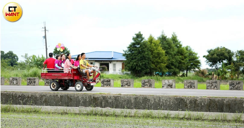 搭農務車移動各農場之間，穿梭三星田園風光。（圖／于魯光攝）