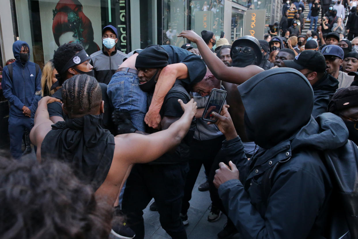 Das symbolträchtige Foto: Patrick Hutchinson trägt einen verletzten rechten Gegendemonstranten auf den Schultern in Sicherheit. (Bild: Luke Dray/Getty Images)