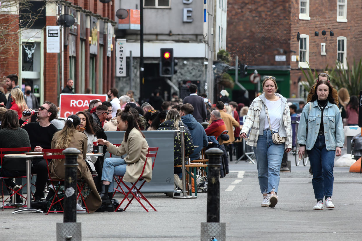  People enjoy the warm weather in Stevenson Square in Manchester.
Pubs and restaurants with outdoor space have been allowed to reopen as lockdown restrictions are eased in the UK. (Photo by Adam Vaughan / SOPA Images/Sipa USA) 
