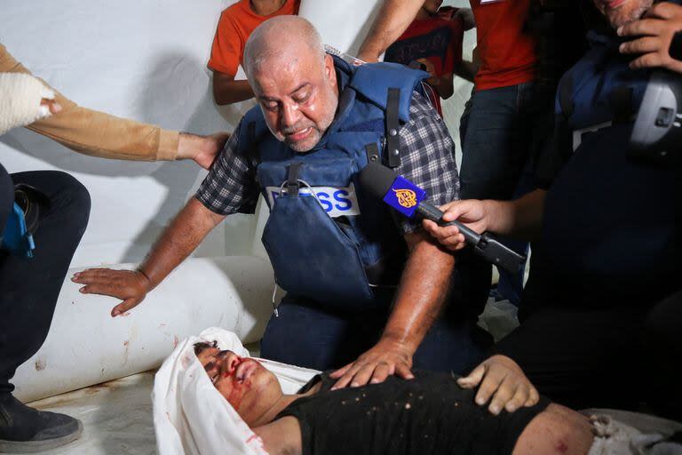 El corresponsal Wael al-Dahdouh, ante el cuerpo de su hijo muerto en un ataque, en el hospital Al-Aqsa, en Deir Al-Balah, en Gaza. (Majdi FATHI / AFP)