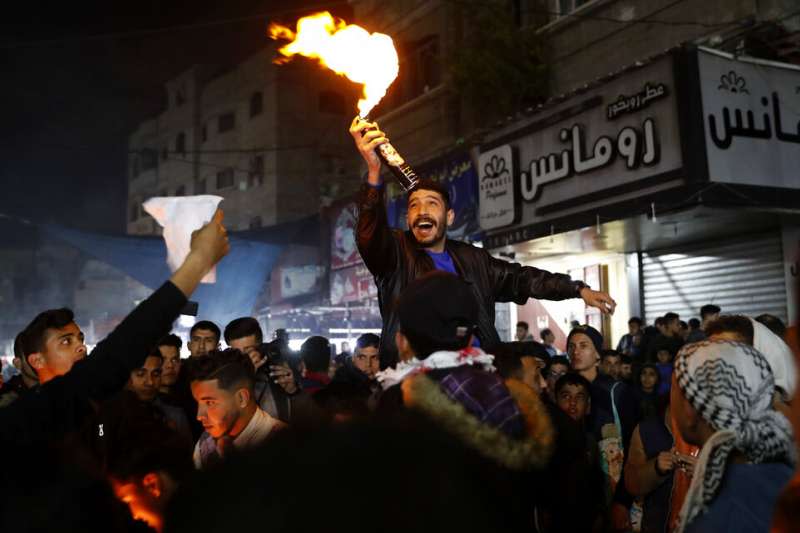 加薩走廊難民營的巴勒斯坦人燃燒川普肖像，對川普的所謂中東和平協議表示抗議。（美聯社）