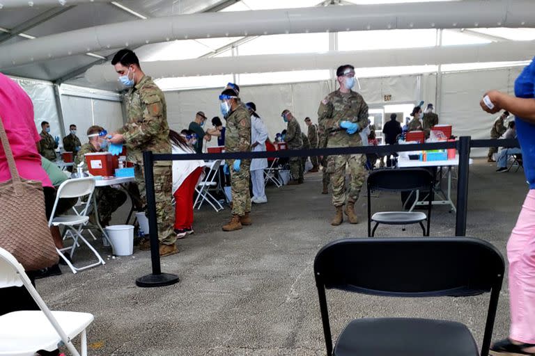 En el Miami Dade College, vacuna Agencia Federal de Manejo de Emergencias (FEMA)