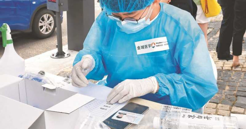 7月30日，青島國信體育館外的核酸檢測點，工作人員在核對資料。（圖／新華社）