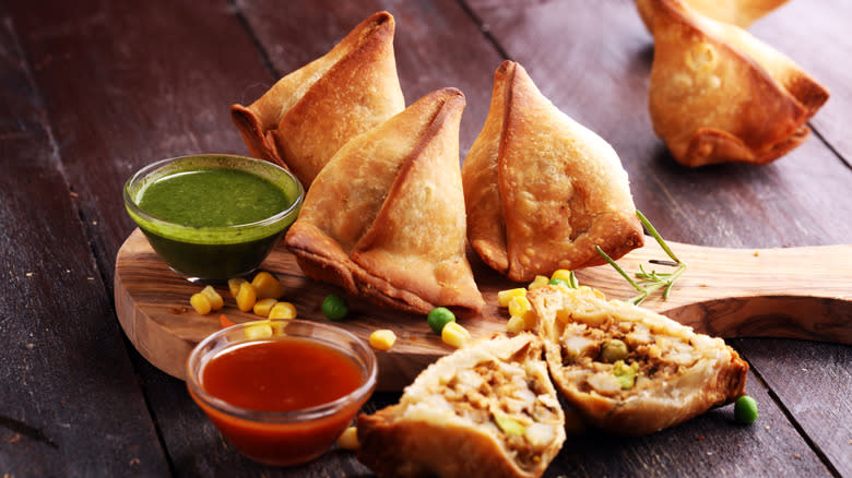 Freshly cooked samosas with chutneys