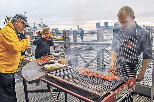 冰島傳統小食離不開魚、帶子等海產品。一口鮮潤的烤野生三文魚魚串，正！（楊映波攝）