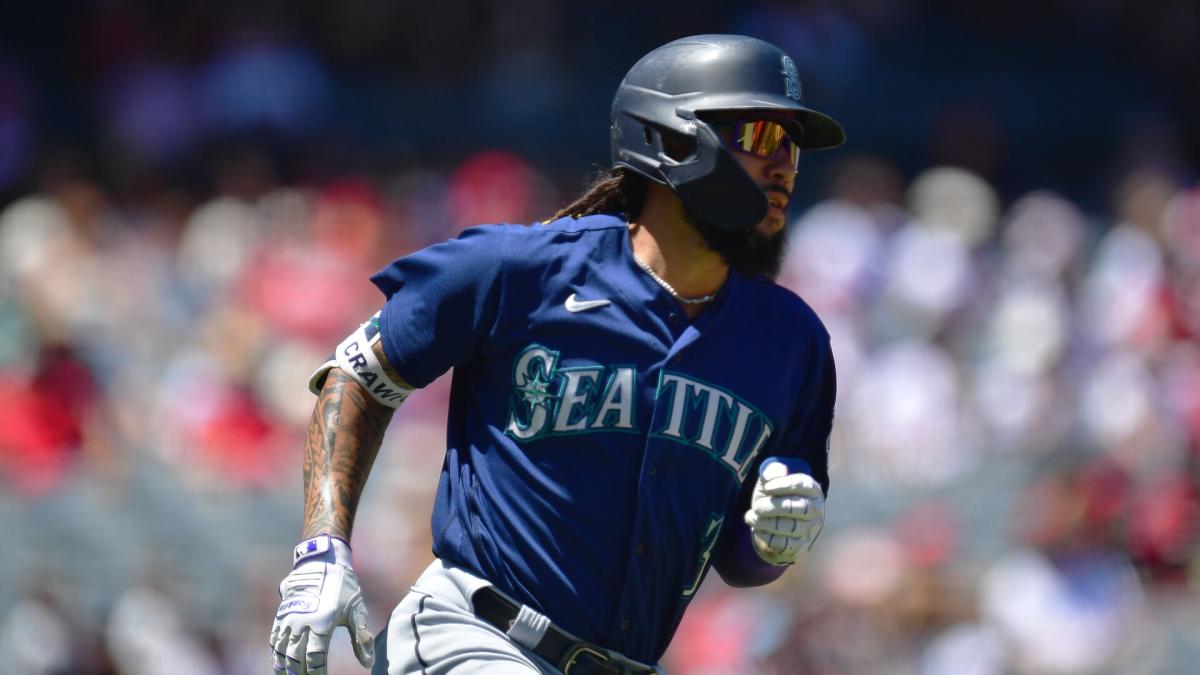 Mariners stood with JP Crawford. He's making them look pretty