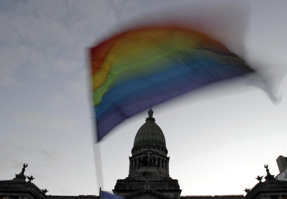 Una manifestación a favor de los derechos homosexuales frente al Congreso en Buenos Aires, Argentina antes de que aprobaran la ley en 2010 (AFP/Archivos | JUAN MABROMATA)