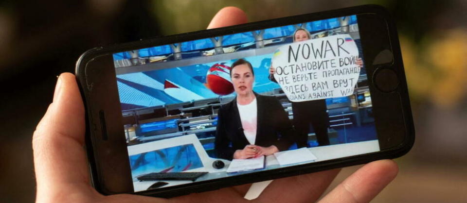 Marina Ovsiannikova s'était fait connaitre après avoir brandi une pancarte anti-guerre en direct sur la principale chaîne de télévision russe.  - Credit:ROMAIN LONGIERAS / Hans Lucas / Hans Lucas via AFP