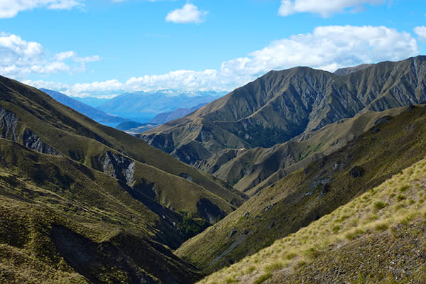 <p>Esta ruta, en Nueva Zelanda, es famosa porque recorre todo tipo de paisajes, desde selvas, costas y crestas alpinas, además de atravesar tierras de cultivo y pasar cerca de volcanes. Eso sí, son unos 2,000 kilómetros, (1,864 millas) y toma unos cinco meses realizarse, según recoge la revista <em><a rel="nofollow noopener" href="https://www.nationalgeographic.com/adventure/lists/hiking-backpacking/worlds-best-hikes-dream-trails/" target="_blank" data-ylk="slk:National Geeographic;elm:context_link;itc:0;sec:content-canvas" class="link ">National Geeographic</a>. </em>Conoce otras tres rutas de Asia y Australia recomendadas por la misma publicación. <em>Foto: Photograph by Michael Schwab / Getty Images.</em> </p>