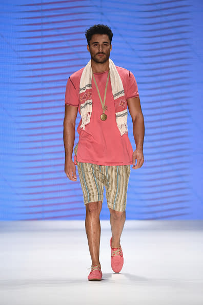 <p>En la Mercedes Benz Fasion Week de Estambul, la firma Can Yunus Cetinkaya le dio una oportunidad al rosa. Esta <em>t-shirt</em> rosa con pañuelo a tono, puede ser un acierto en un evento informal al aire libre o en la playa. El broche de oro: los tenis haciendo juego. – <em>Foto: Ian Gavan / Stringer/ Getty Images</em> </p>