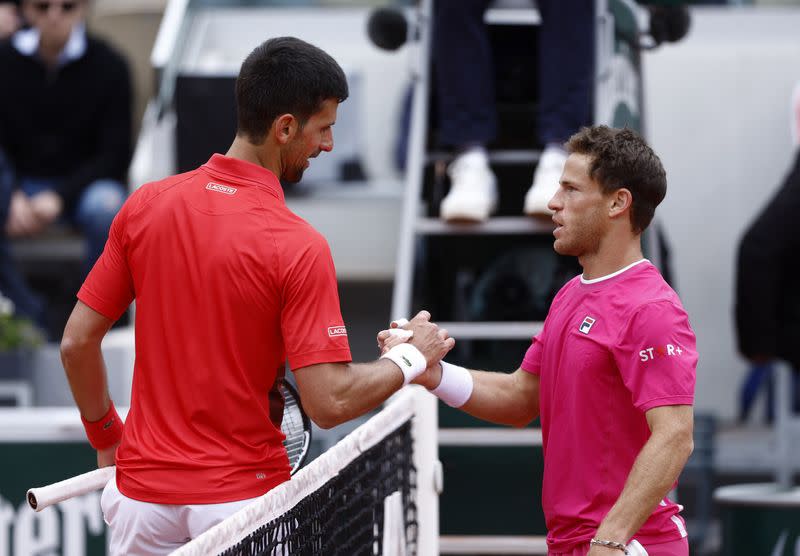 Foto del domingo del tenista de Serbia Novak Djokovic saludando al argentino Diego Sebastian Schwartzman tras vencerlo en Roland Garros