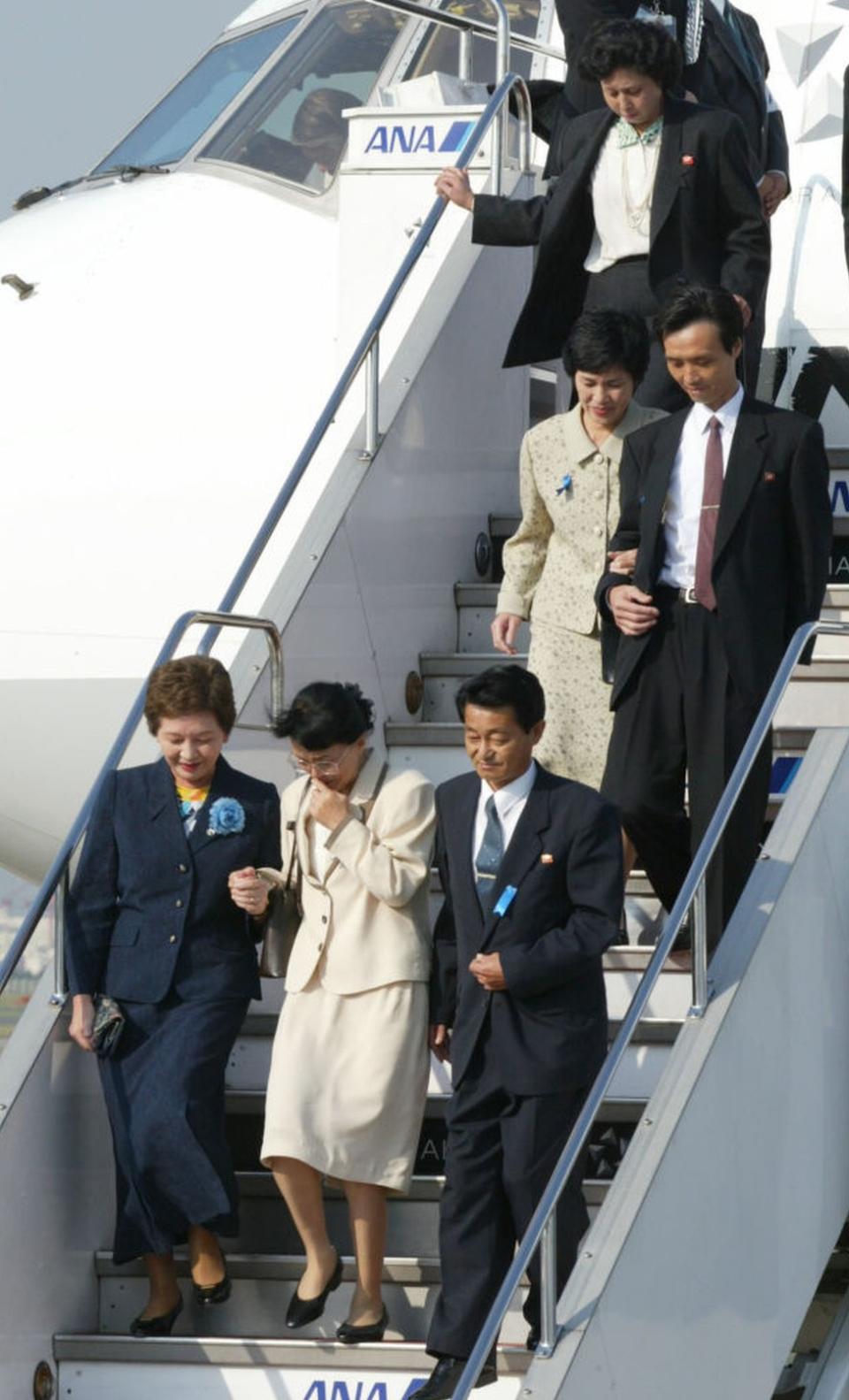 Llegada a Tokyo de cinco japoneses secuestrados por Corea del Norte en octubre de 2002.