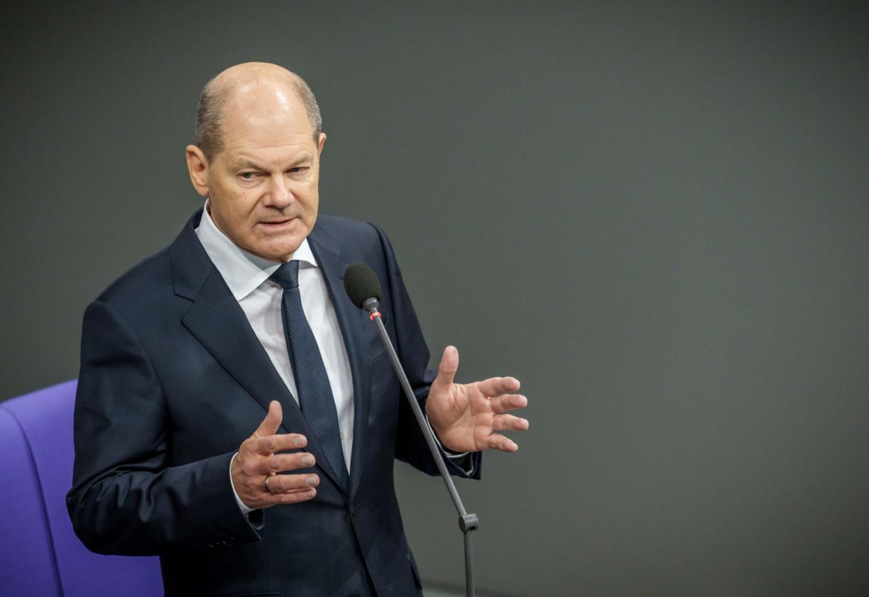 Bundeskanzler Olaf Scholz (SPD) hat nach langem Zögern der Lieferung von Leopard-Panzern an die Ukraine zugestimmt. - Copyright: picture alliance/dpa/Michael Kappeler