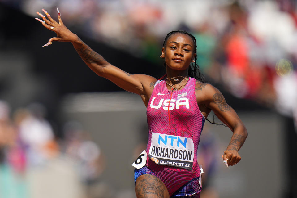 Sha'Carri Richardson gesticula tras ganar su eliminatoria de los 100 metros en el Mundial de atletismo, el domingo 20 de agosto de 2023, en Budapest. (AP Foto/Petr David Josek)