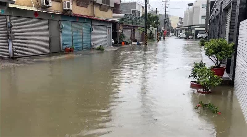 台南中午突然降下大雨，仁德區道路成了水路。（圖／翻攝畫面）