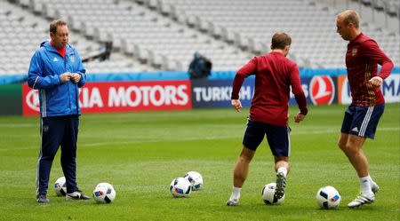 Football Soccer - Euro 2016 - Russia Training - Stade Pierre Mauroy, Lille, France - 14/6/16 - Russia's coach Leonid Slutskiy watches his players during training. REUTERS/Carl Recine