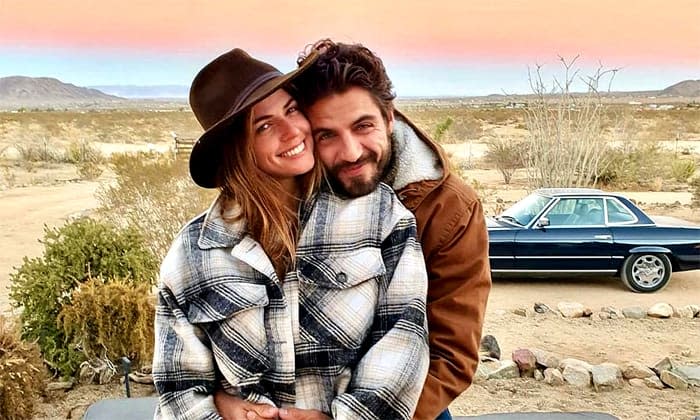 Maxi Iglesias y Stephanie Cayo en sus redes sociales