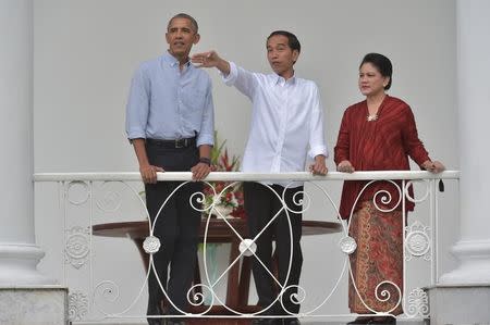 Indonesian President Joko Widodo gestures next to his wife Iriana Widodo and former U.S. President Barack Obama during a visit at the presidential palace in Bogor, Indonesia on June 30, 2017. RETUERS/Adek Berry/Pool