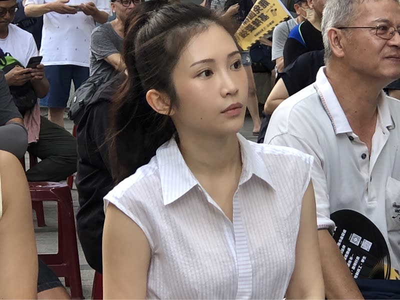 民團罷免謝國樑宣講  雞排妹台下聆聽 公民團體「山海公民拆樑行動」發起罷免基隆市長謝 國樑，23日下午在基隆市光一路、華三街口舉辦「法 治社會與程序正義」宣講，「雞排妹」鄭家純（中） 到場聆聽。 中央社記者王朝鈺攝  113年6月23日 