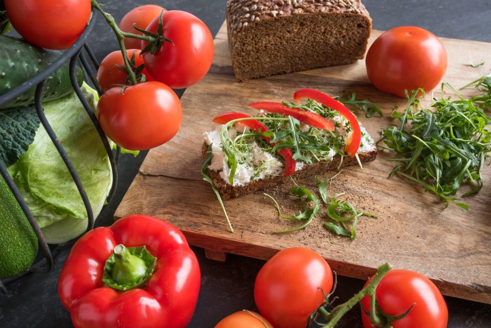 Immer mehr Menschen bauen Gemüse selbst an - und dazu brauchen Sie nicht einmal einen Garten, ein Balkon tut es auch, wenn Sie eigene Tomaten ernten wollen. Frisches Brot, Hüttenkäse und etwas Salat oder Paprika dazu, fertig ist der perfekte Sommersnack. (Bild: iStock / Muenz)