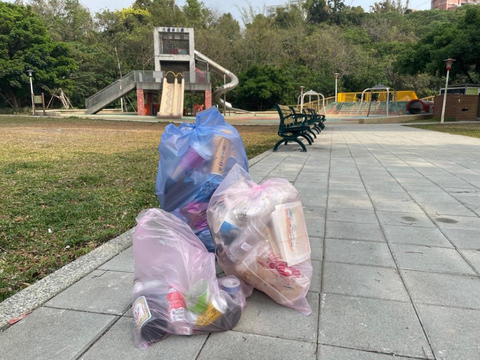 卓冠廷踢爆，以觀光聞名的鶯歌公園被丟滿地垃圾，已超過一週無人清理。   圖：卓冠廷提供