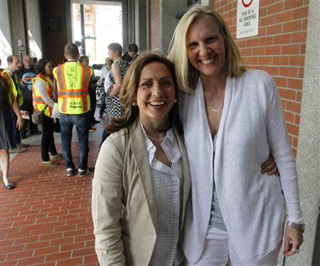 Laurie Brown (L) and Julie Engbloom wait in line for marriage licenses in Portland, Oregon, May 19, 2014. REUTERS/Steve Dipaola