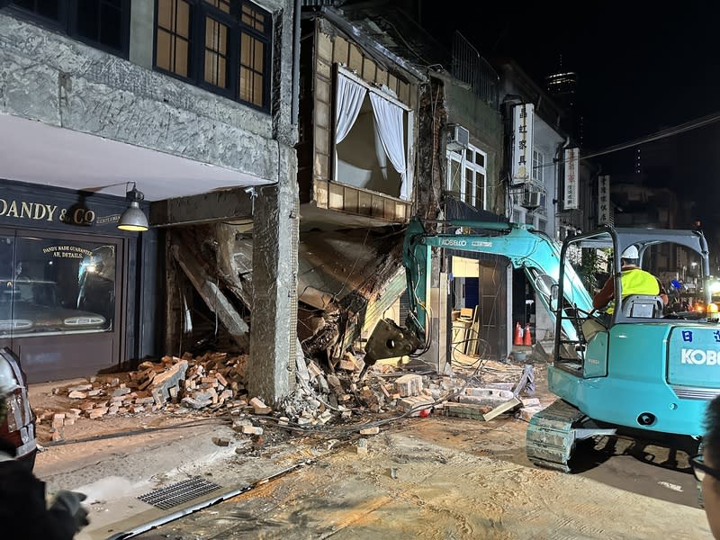 北市大安區建物地板坍塌  未釀傷亡 台北市警消19日晚間獲報，大安區文昌街1處無人居 住建物的2樓地板坍塌，未釀傷亡。 （民眾提供） 中央社記者陳昱婷傳真  113年3月20日 