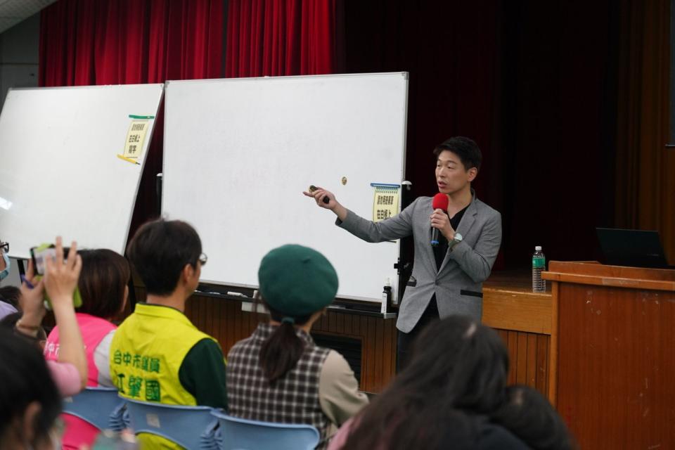 台中立委參選人江肇國舉辦親子講座，邀請兒童發展專家王宏哲老師演講。（江肇國服務處提供）