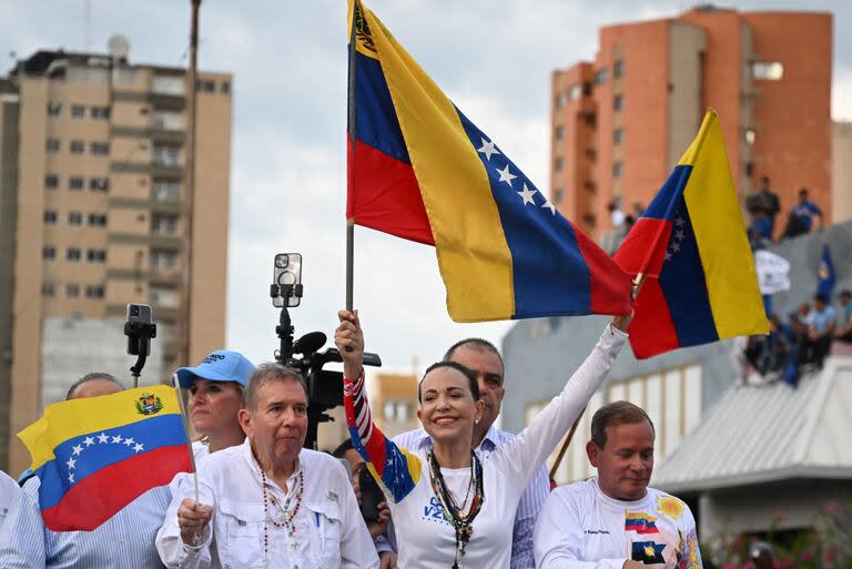 El candidato Edmundo González Urrutia y la líder opositora, María Corina Machado, en un acto de campaña en Maracaibo. (Raul ARBOLEDA / AFP)