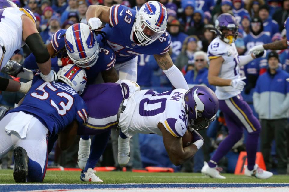 Tanto Terrel Bernard (43) como Tyrel Dodson (53) están compitiendo para asumir el puesto de apoyador medio en lugar del fallecido Tremaine Edmunds.