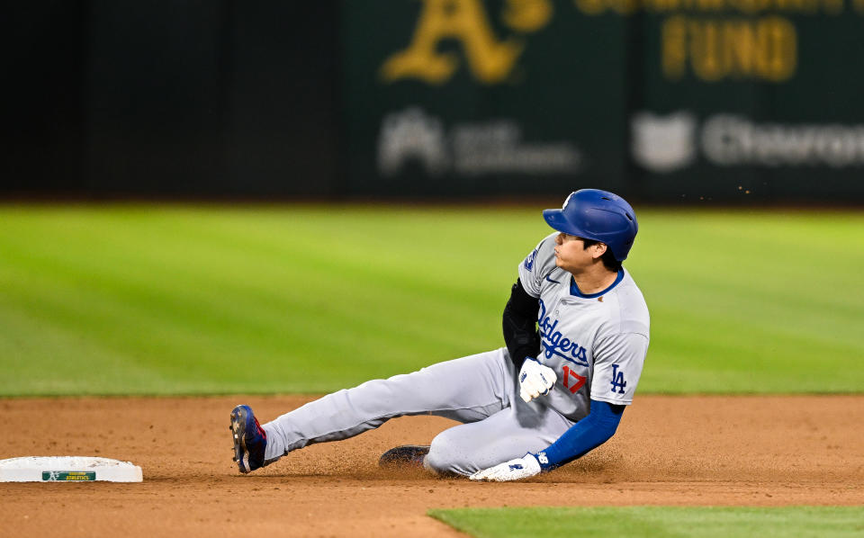 OAKLAND, CALIFORNIA - 03 AGUSTUS: Shohei Ohtani #17 dari Los Angeles Dodgers mencuri base kedua di inning kesembilan selama pertandingan musim reguler melawan Oakland Athletics di Oakland Coliseum pada 3 Agustus 2024 di Oakland, California. (Foto oleh Gene Wang/Getty Images)