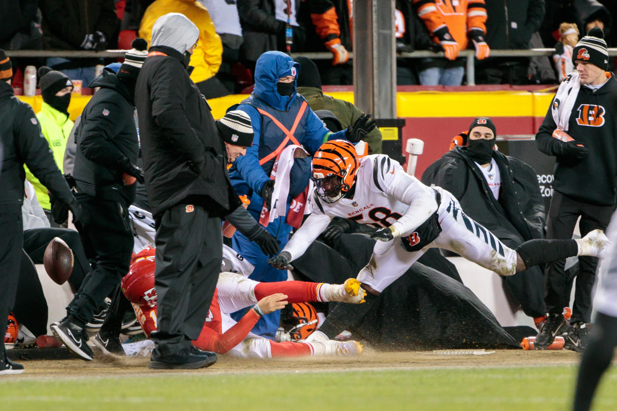 KANSAS CITY, MO - JANUARY 29: Cincinnati Bengals defensive end Joseph Ossai (58) shoves Kansas City Chiefs quarterback Patrick Mahomes (15) out of bounds during the last moments of the game on January 29th, 2023 at Arrowhead Stadium in Kansas City, Missouri. (Photo by William Purnell/Icon Sportswire via Getty Images)