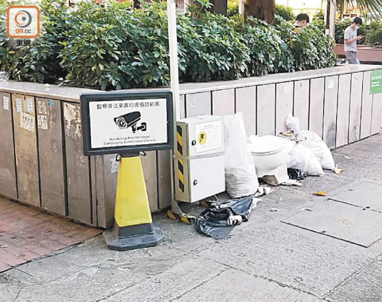 荃灣：大陂坊停車場被棄置數袋建築廢料。（陳曉雋攝）