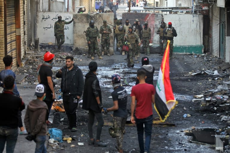 Face à face de membres des forces de sécurité et des manifestants antigouvernementaux à Bagdad, le 5 décembre 2019