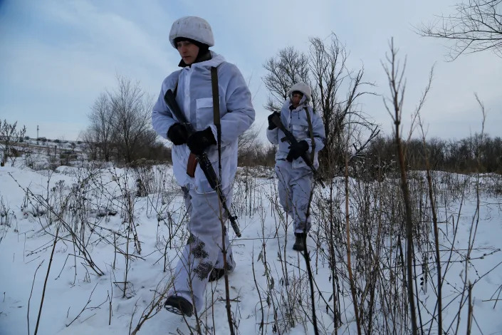 Бойовики самопроголошеної Луганської Народної Республіки йдуть на бойову позицію на лінії відокремлення від Збройних сил України поблизу населеного пункту Фрунзе Луганської області, Україна, 24 грудня 2021 року. REUTERS/Олександр Єрмоченко