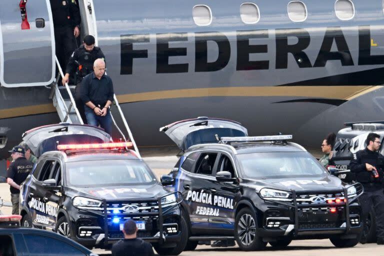 El arrestado Domingos Brazao desciende del avión, al llegar a Brasilia