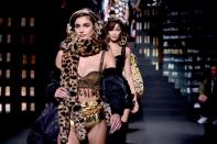 <p>Der Moschino-Designer schickte Taylor Hill im goldenen Bikini auf den Laufsteg. Wenigstens hielten Pelzstola und Ohrenschützer das Model warm. (Bild: Rex Features) </p>