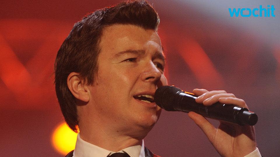 Rick Astley Covers ''Uptown Funk'' At The Let's Rock London Festival