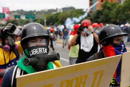 Opposition supporters clash with riot police during a rally against President Nicolas Maduro in Caracas, Venezuela May 3, 2017. REUTERS/Carlos Garcia Rawlins