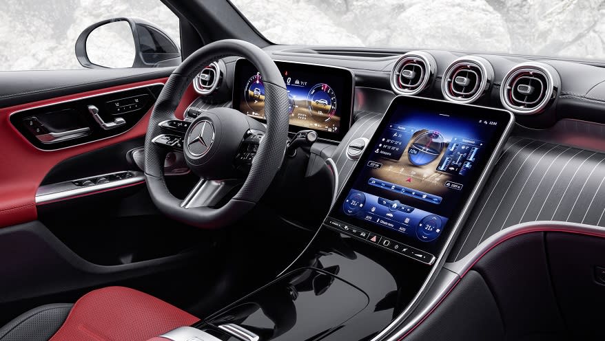 El interior del Mercedes Benz GLC tiene detalles deportivos.