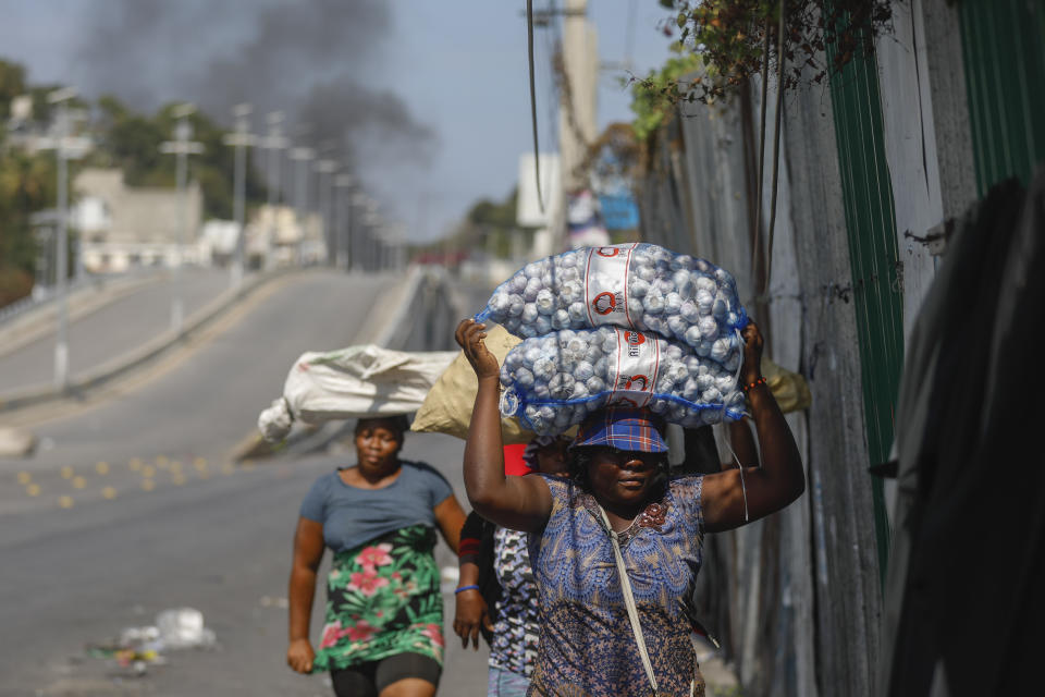 En esta imagen de archivo, vendedoras ambulantes huyen durante choques entre la policía y bandas, en Puerto Príncipe, Haití, el 6 de marzo de 2024. La aterradora violencia de las bandas antigubernamentales que luchan contra la policía paraliza la frágil economía del país y dificulta enormemente que muchos de los más vulnerables puedan alimentarse. (AP Foto/Odelyn Joseph)