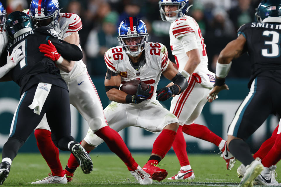 FILE -New York Giants running back Saquon Barkley (26) in action against the Philadelphia Eagles during an NFL football game, Monday, Dec. 25, 2023, in Philadelphia. Star running back Saquon Barkley moved another step closer to free agency Tuesday, Marchy 5, 2024 when the New York Giants elected not to put a franchise tag on the second overall pick in the 2018 NFL draft.(AP Photo/Rich Schultz, File)