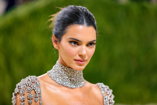 Kendall Jenner wears $129 lime green Alo Yoga set while painting